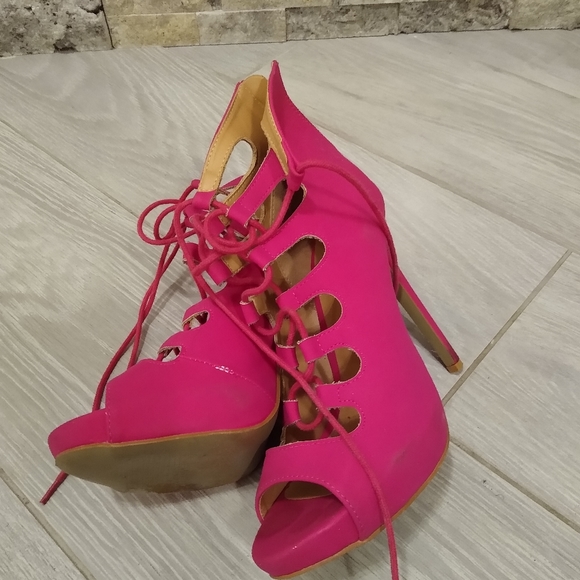 Pink heels with string - Picture 3 of 4